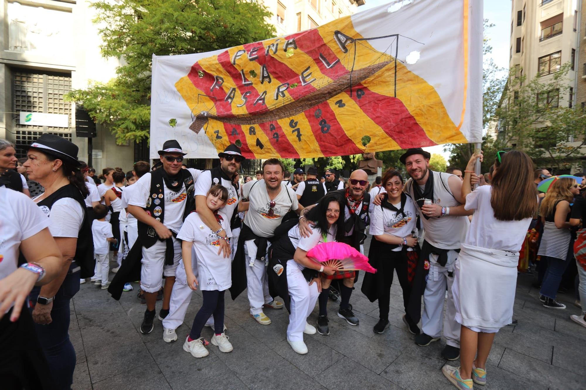 El pregón de Interpeñas ha vuelto a llenar de color y fiesta las calles de Zaragoza