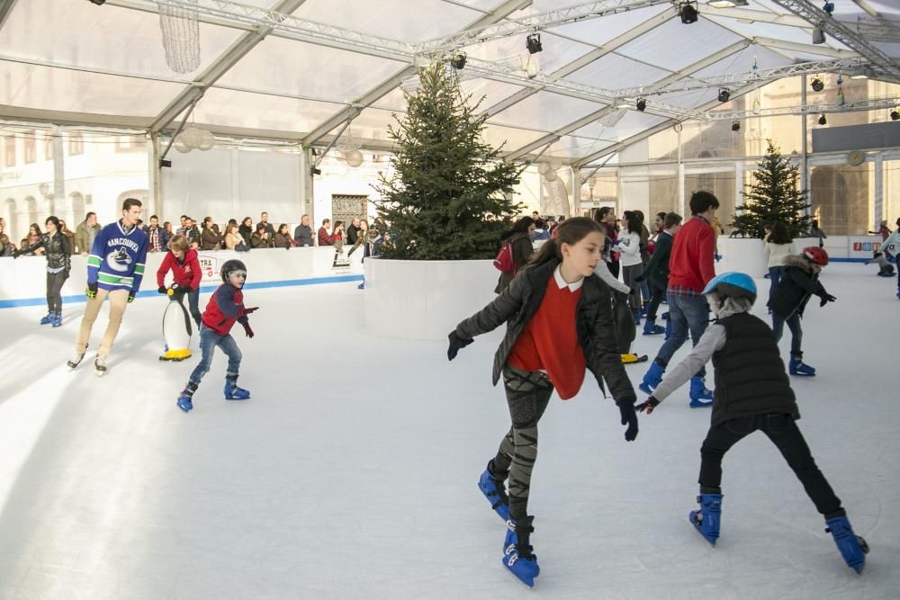 Ambiente en la pista de hielo de Oviedo