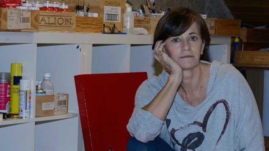 La artista Toya García posa en su estudio.