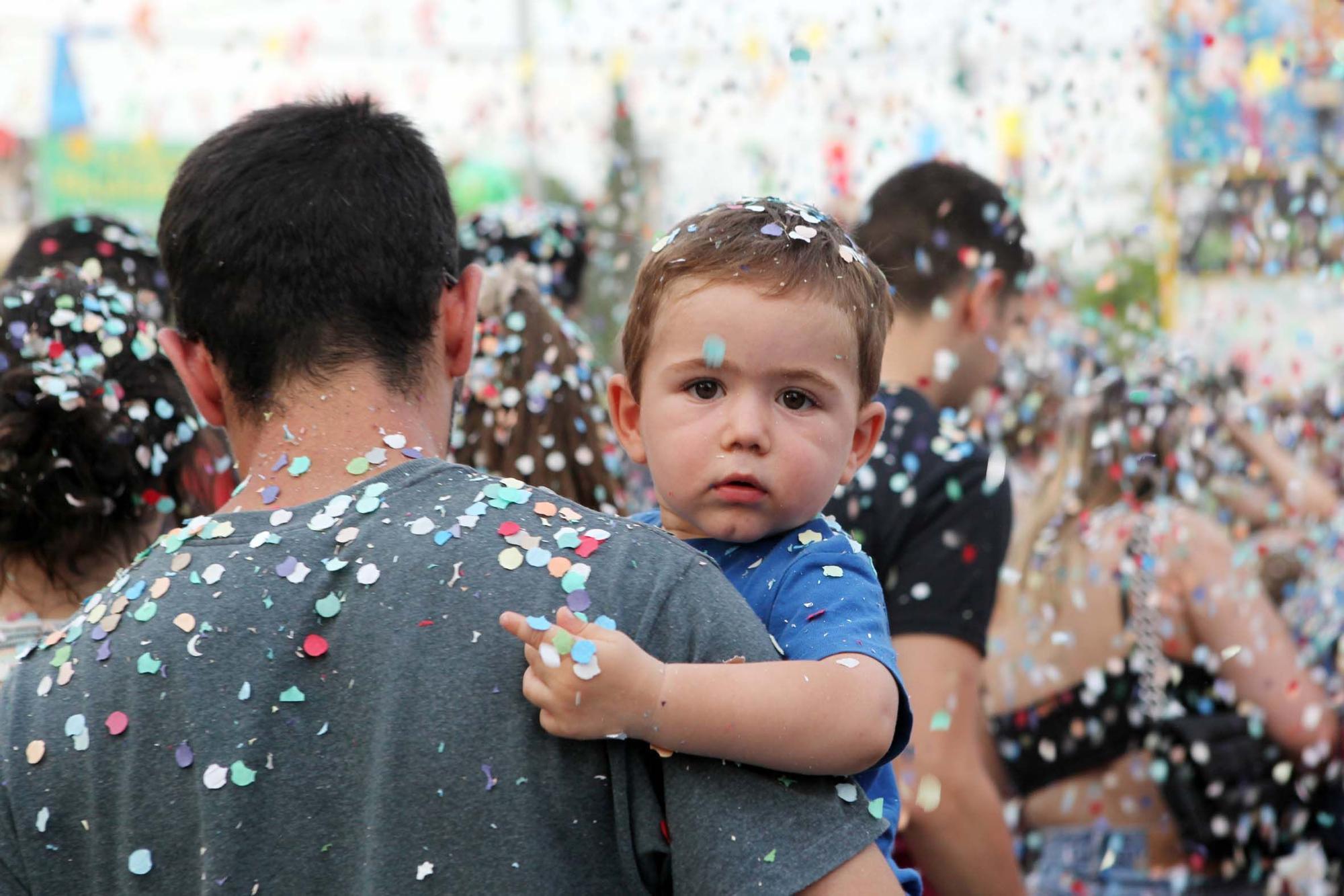 Pluja de confeti a la Festa Major Infantil de Sant Joan de Vilatorrada