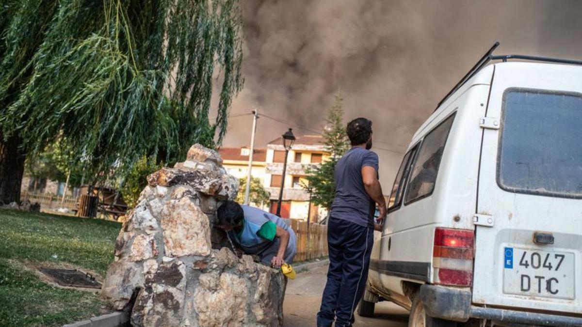 Trabajos de extinción del incendio forestal que de nuevo siembra de dolor y desolación la provincia de Zamora. |