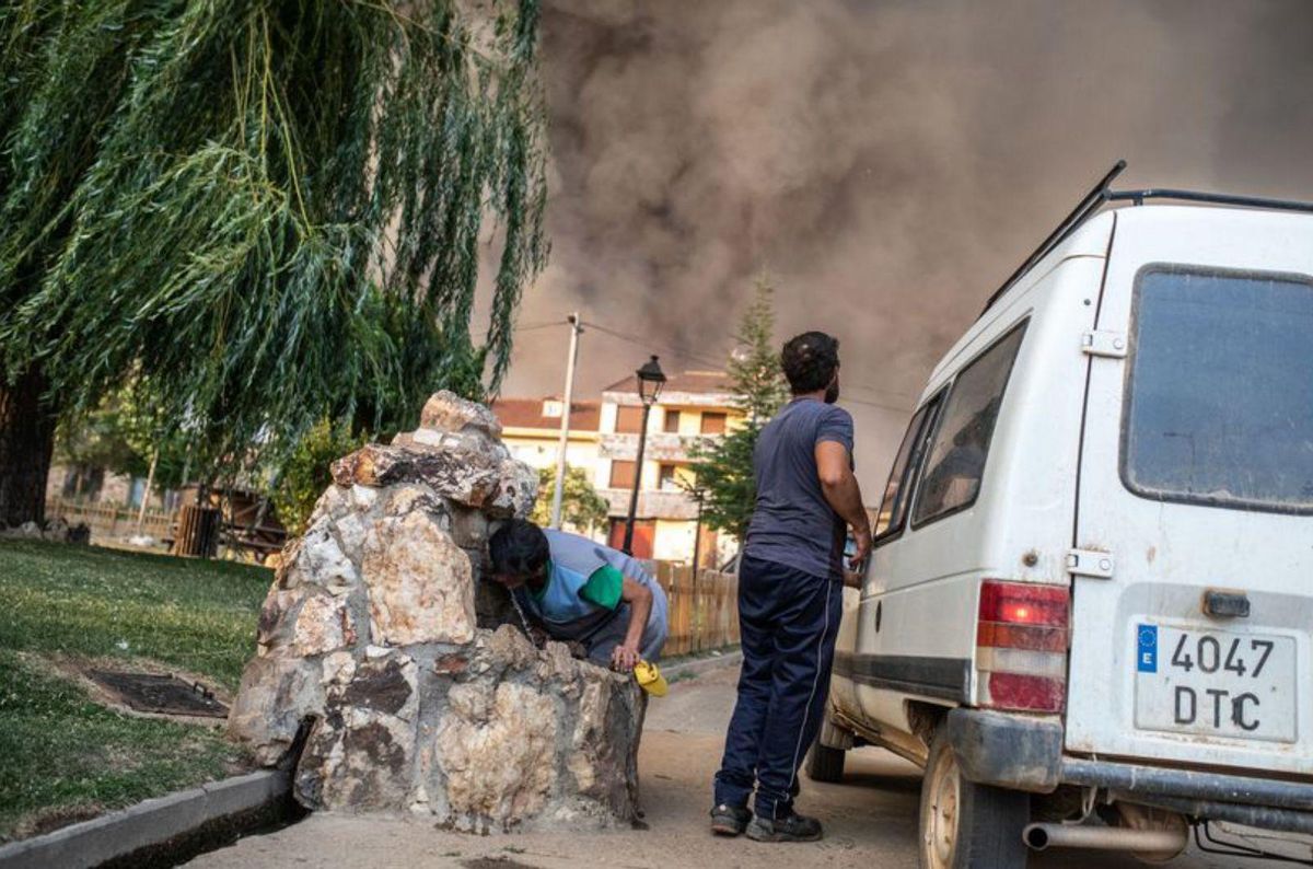 Trabajos de extinción del incendio forestal que de nuevo siembra de dolor y desolación la provincia de Zamora. |