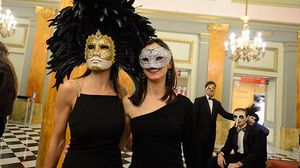 El Liceu acull el tradicional ball de màscares.