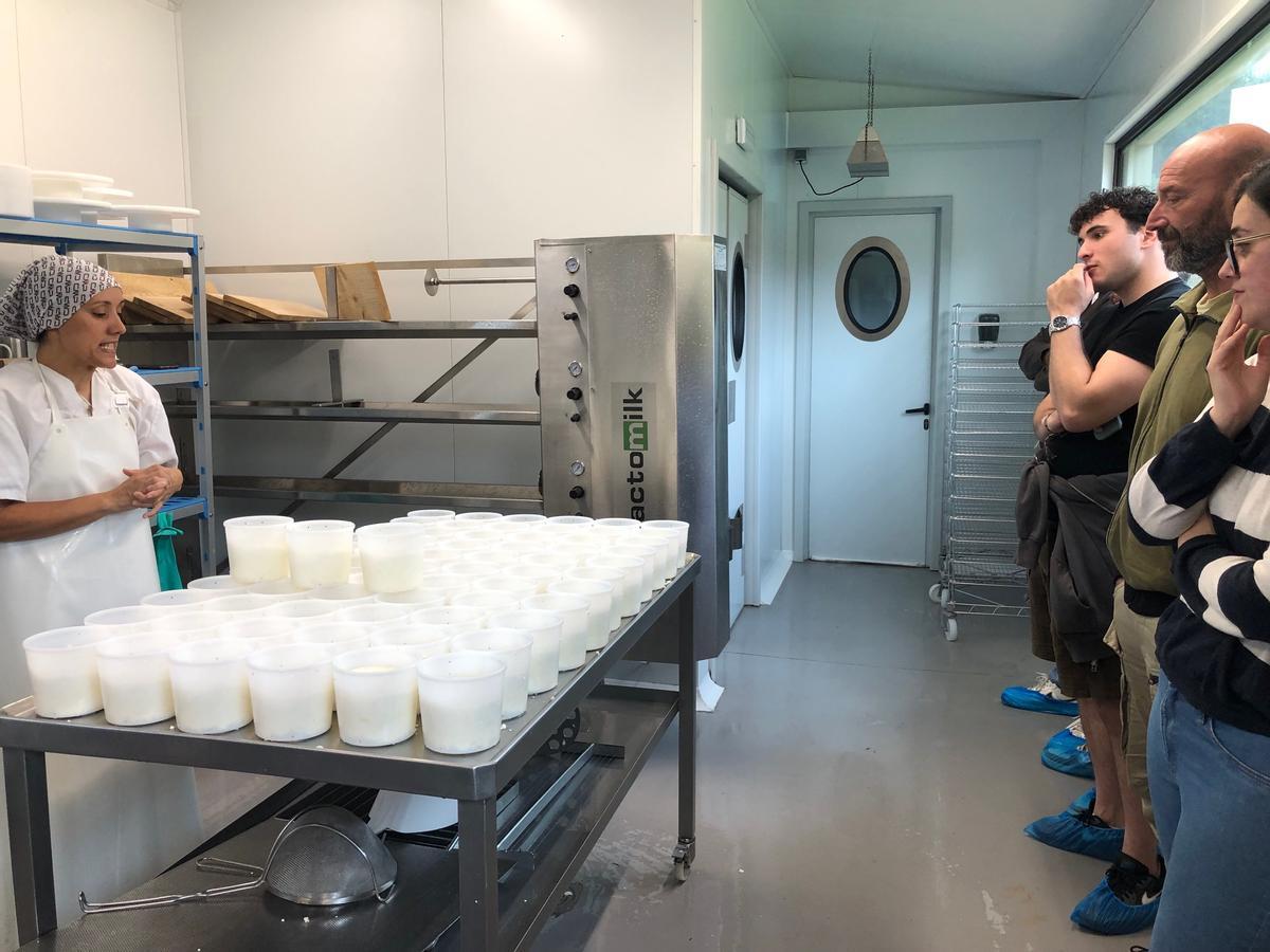 Mariona Collell donant detalls sobre el procés d'elaboració dels formatges de l'Aubreda.