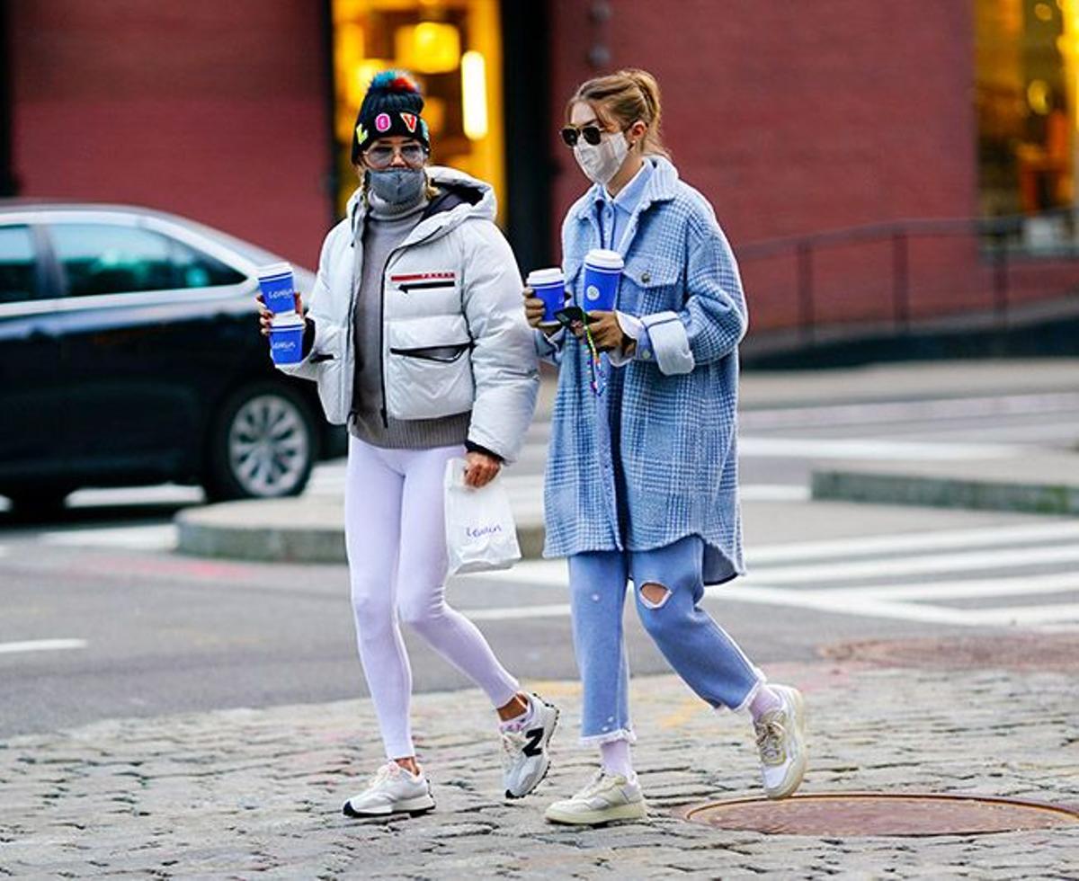 Yolanda y Gigi Hadid pasean por Nueva York con cafes en la mano