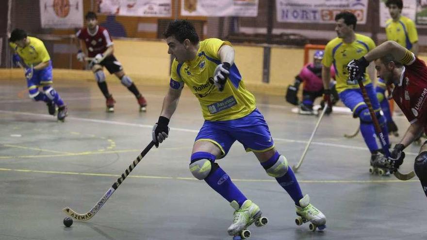 Borja Bernardo conduce un contragolpe del Asturhockey en Grado.