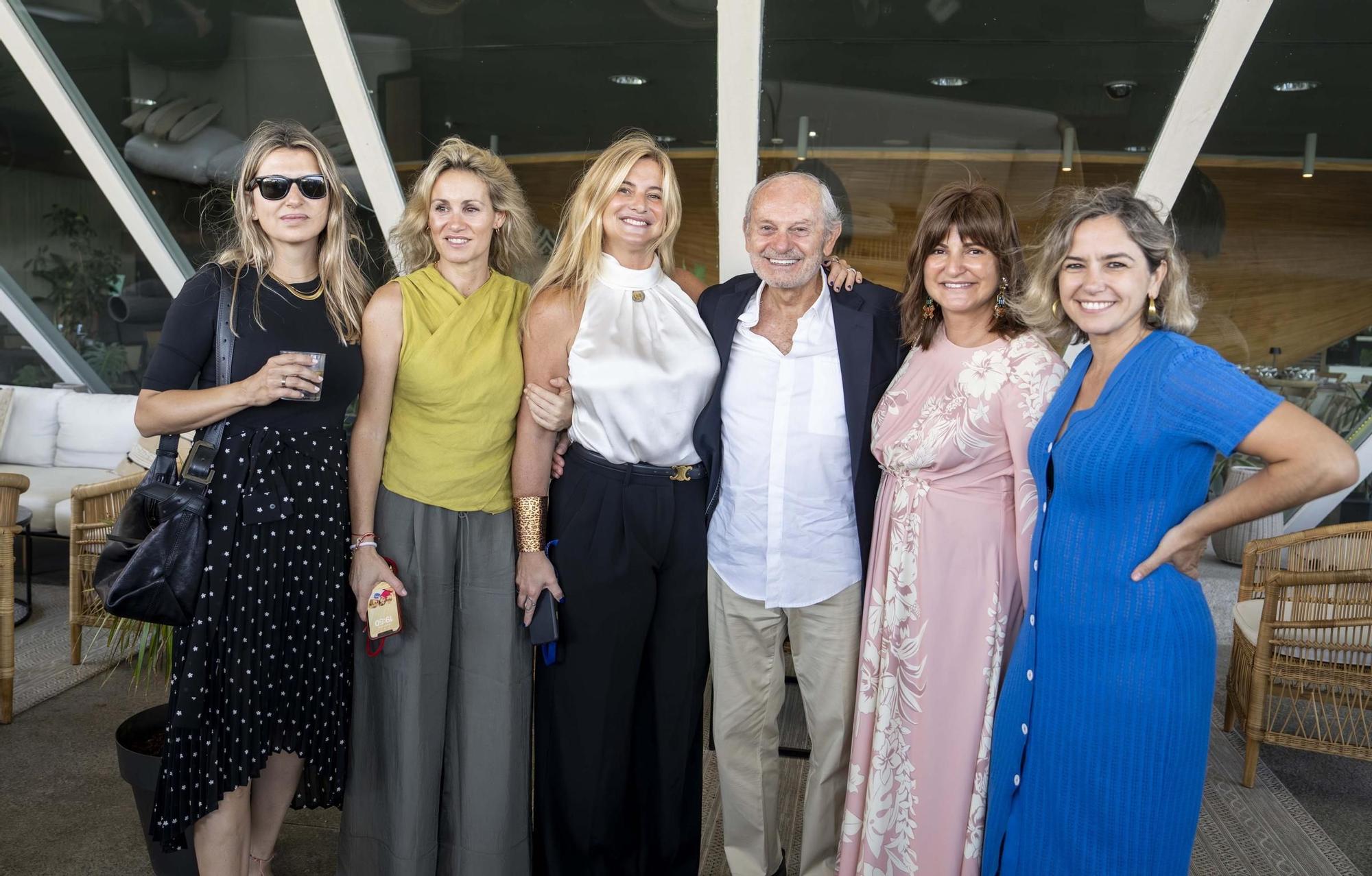 Elena Meléndez; la Secretaria Autonómica de Cultura, Paula Año; María Medina, Ángela Pla y Paula Pons..jpg