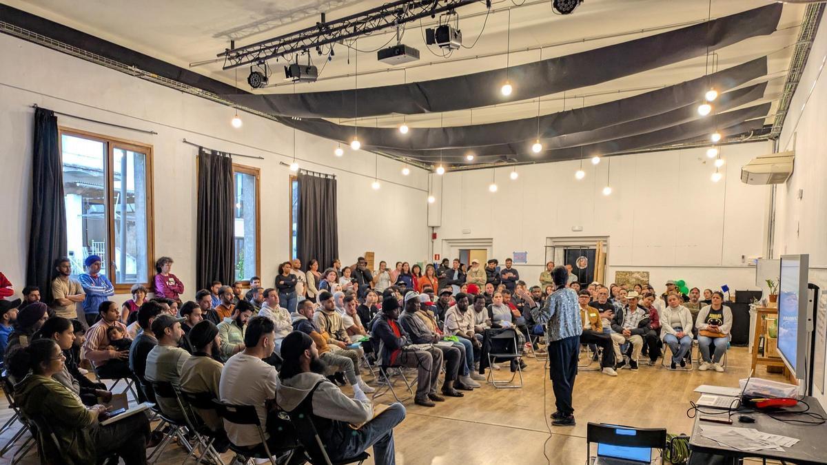 Soms Garrotxa va reunir ahir 250 persones en una sessió informativa sobre el procés de regularització extraordinària.