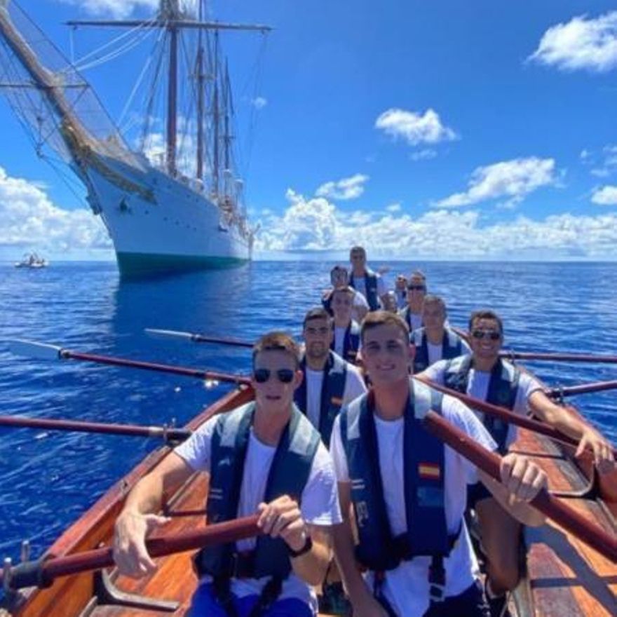 Los alumnos ante el Juan Sebastián de Elcano.   | // FDV 