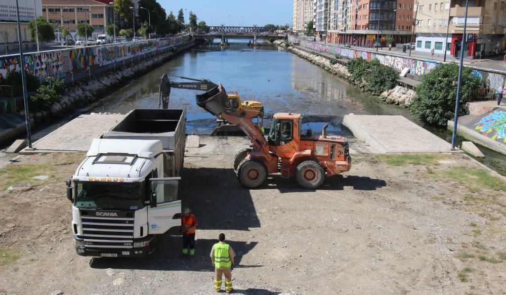 Se inicia la limpieza de lodos del río Guadalmedina