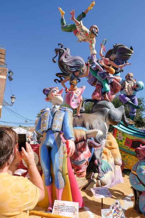 Las elecciones, el tema principal de las Fallas de Elda