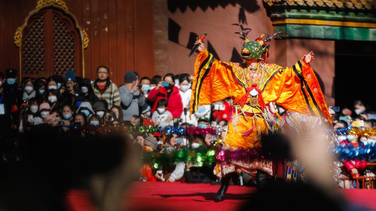 Monjes budistas bailan la Danza del Diablo en Pekín