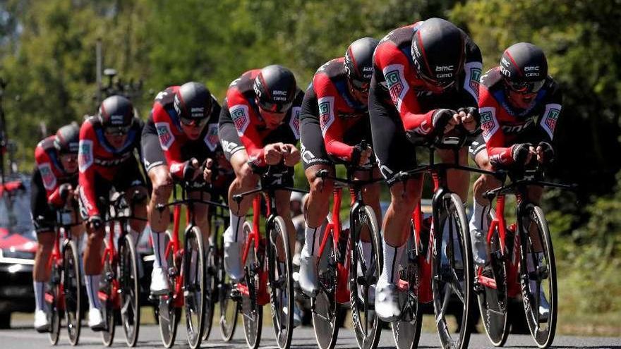 Los ciclistas del BMC, durante la crono por equipos de ayer en Cholet. // Benoit Tessier