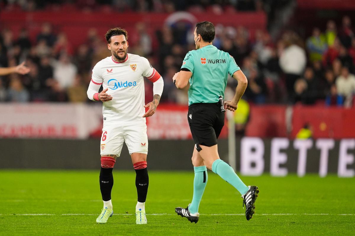 Nemanja Gudelj habla con el árbitro durante el Sevilla FC-CA Osasuna de la pasada temporada en el Ramón Sánchez-Pizjuán