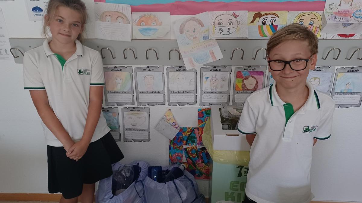 Dos alumnos en una de las actividades de reciclaje.