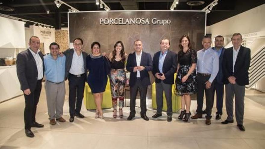 El director comercial de Porcelanosa Grupo, José Ángel Cerisuelo (el último de a la derecha), y el gerente de Porcelanosa México, Alfredo Enríquez (en el centro), junto a otras personalidades en la inauguración de la nueva tienda.