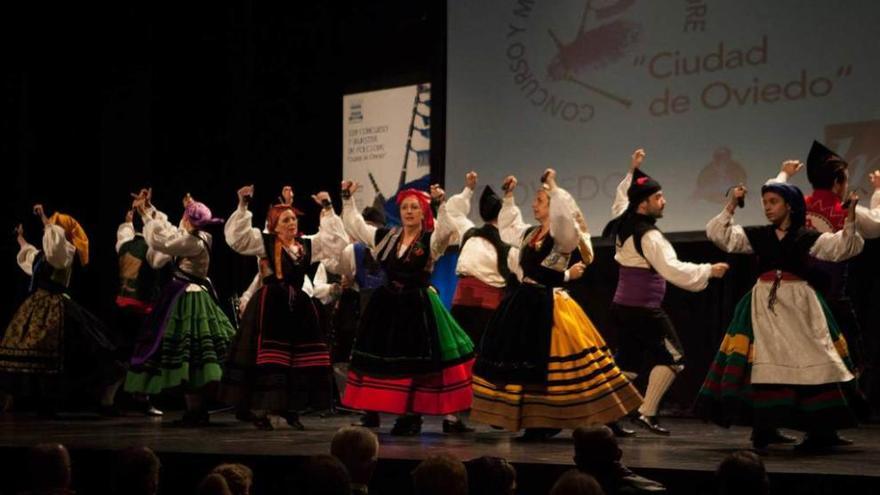 El grupo &quot;Filandón&quot;, durante su actuación ayer en el teatro Filarmónica.