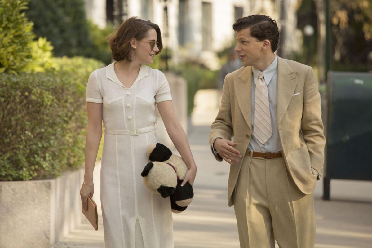 Jesse Eisenberg con Kristen Stewart en "Cafe Society" de Woody Allen, que le valió una nominación al Oscar.