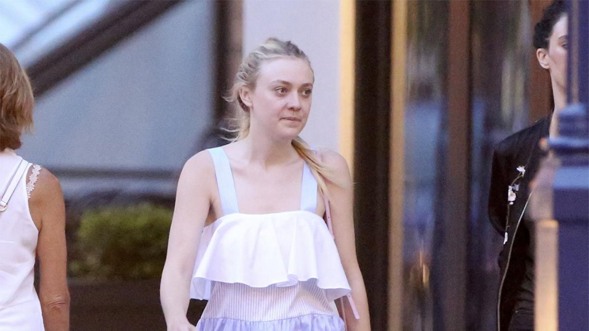 Dakota Fanning con vestido de tirantes de Zara