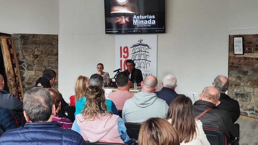 Álvaro Fuente y Greta Cortina, en el acto de presentación del trabajo del fotoperiodista. | A. Velasco