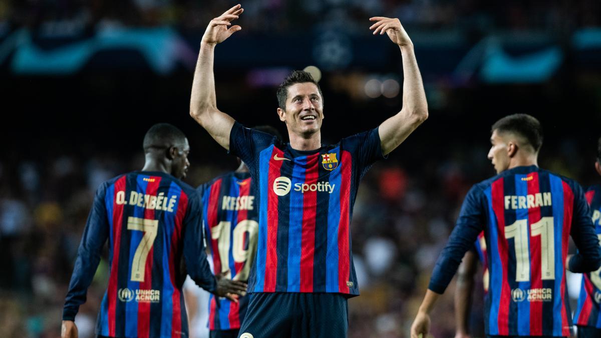 Lewandowski celebra un gol con el Barça.