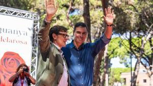 El presidente del Gobierno Pedro Sánchez, con el líder del PSC, Salvador Illa.