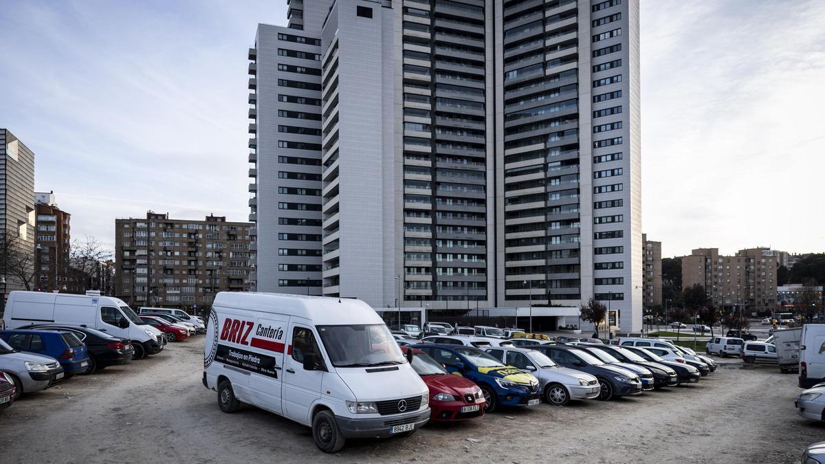 Parcela donde Ebrosa puede construir 160 viviendas frente a Torre Zaragoza, ahora ocupada como un parking.