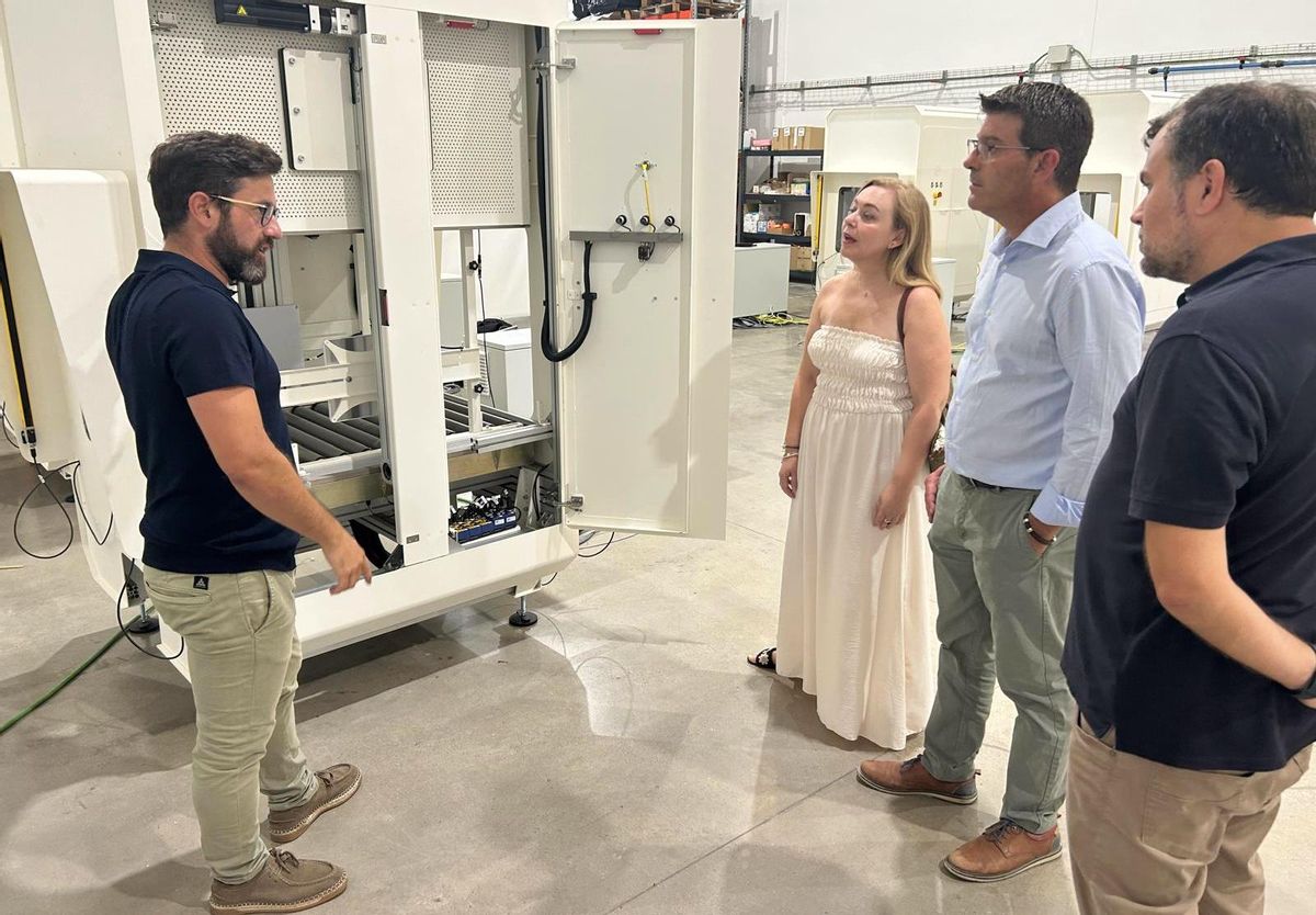 El alcalde y una regidora de Ontinyent visitan la empresa Rielec.