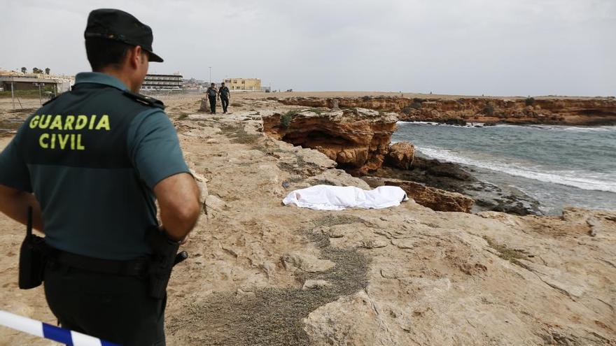 Un Guardia Civil en el lugar de los hechos.