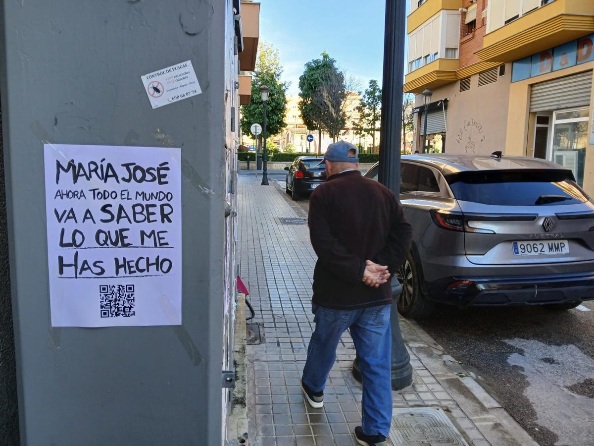 Cartel pegado por Compromís