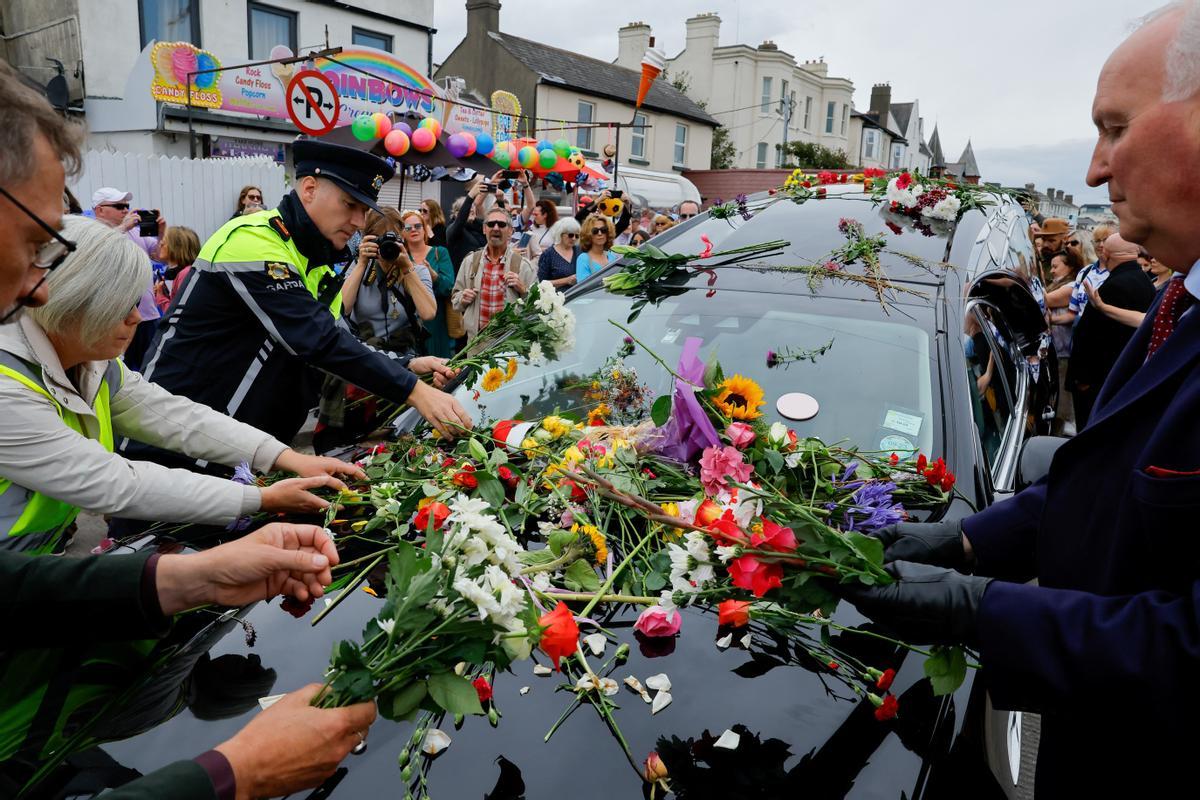 Fans de la cantante irlandesa Sinead OConnor dan su último adiós en las afueras de su antigua casa