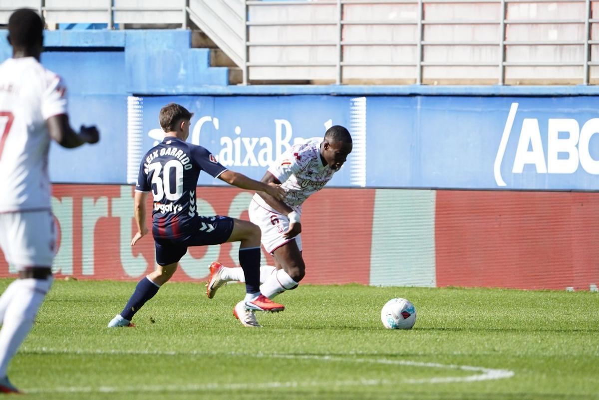 Marco Doué maniobra ante Aleix Garrido, en el Eibar-Castellón.