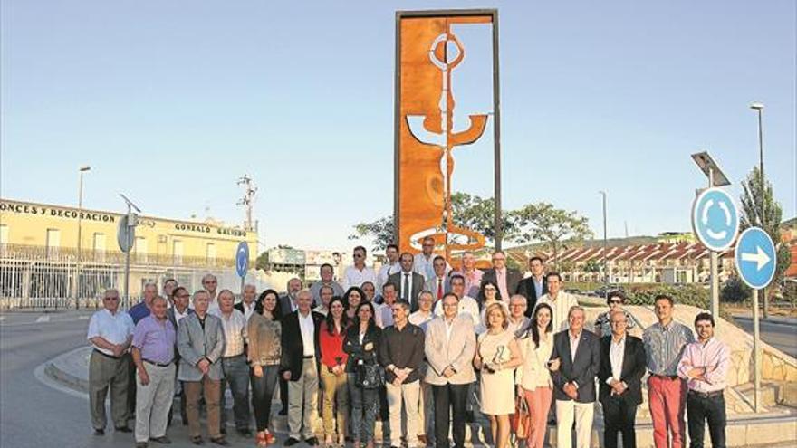 Un velón gigante de casi ocho metros de altura preside la entrada a la ciudad