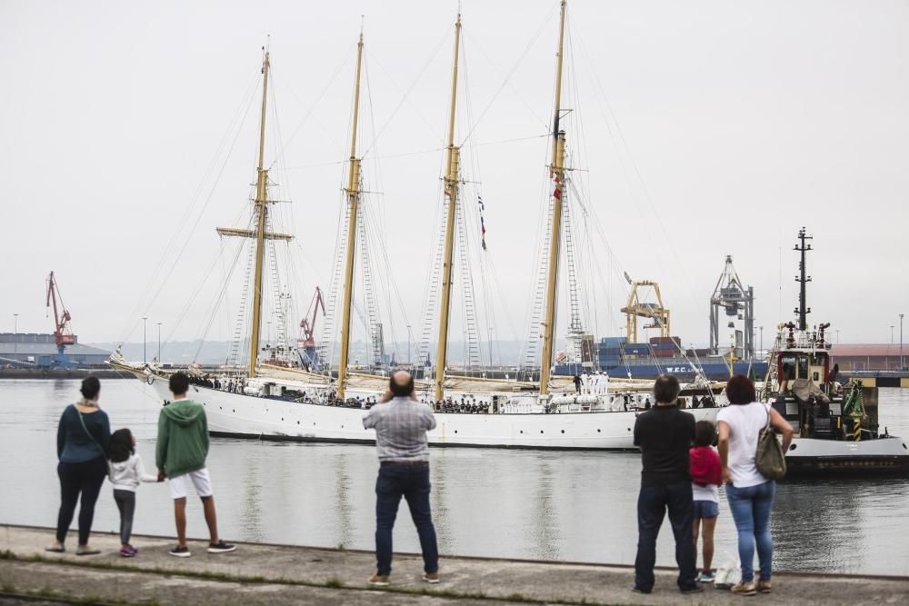 Llegada de tres goletas de la Armada Española y de un barco de la escuela de la Marina Portuguesa a la bahía de Gijón