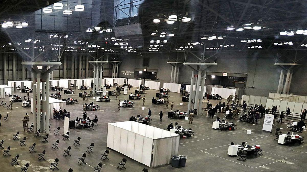 Vacunación masiva en Nueva York hasta en centro de convenciones. La vacunación masiva que está desarrollando Estados Unidos contra el COVID ha llegado a lugares que en un primer momento nadie imaginaría como ‘ambulatorios’ de campaña. Uno de esos espacios fue el Javits Convention Center en la ciudad a la que Sinatra cantó como la urbe que nunca duerme. Allí, abrió ayer una unidad de vacunación para atender a cientos de personas que recibirán las dos dosis de la vacuna contra el nuevo coronavirus. | REUTERS