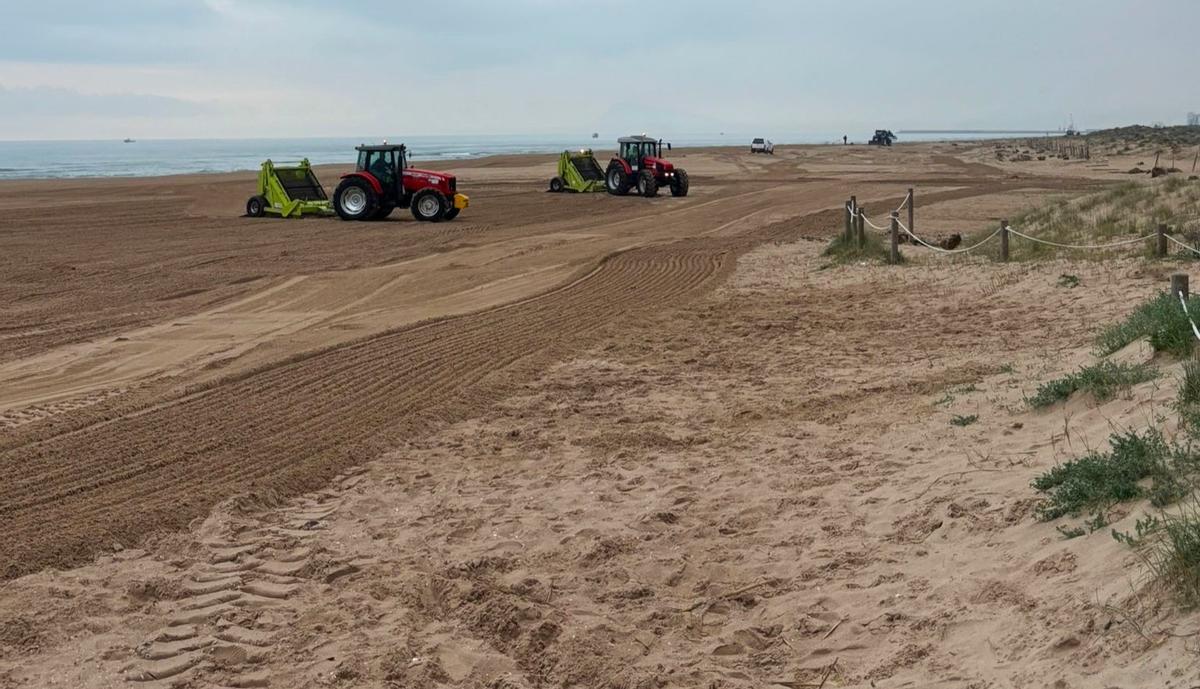 Máquinas limpiando la playa esta semana.