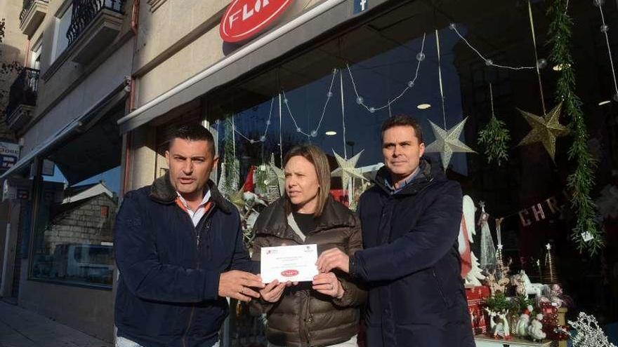 Entrega del premio en la tienda &quot;Flips&quot; de Vilanova. // Noé Parga