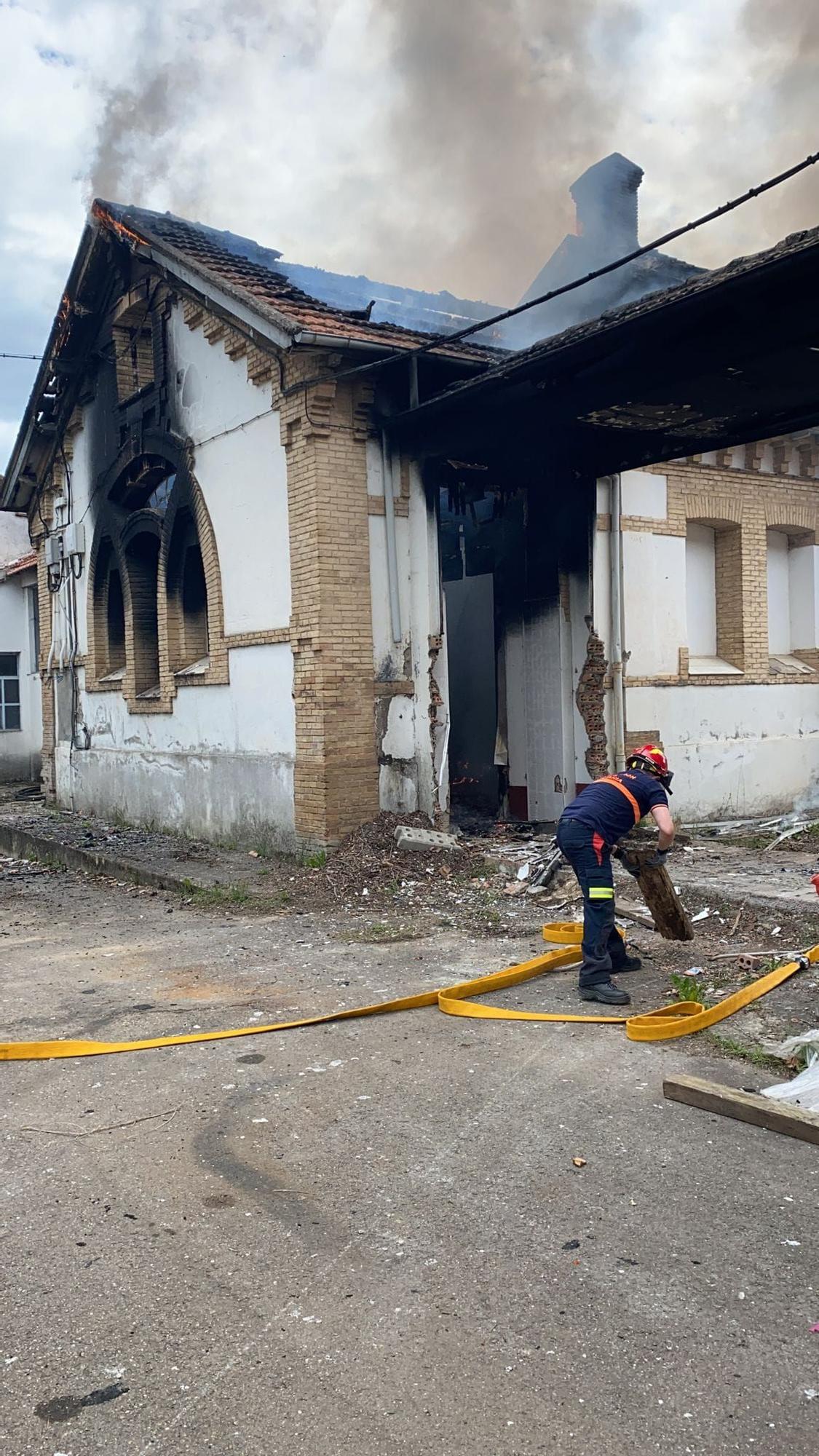 Aparatoso incendio en la sede de la Policía Local en Jaca