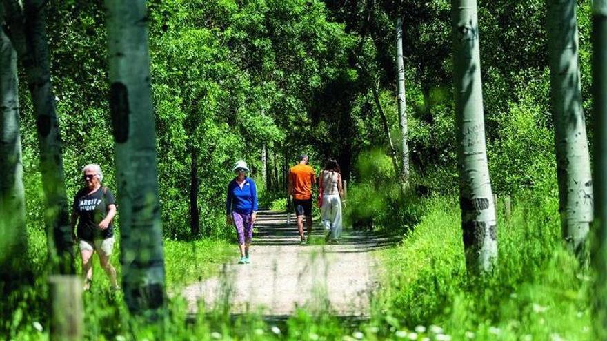 Gent passejant per la llera del Cardener