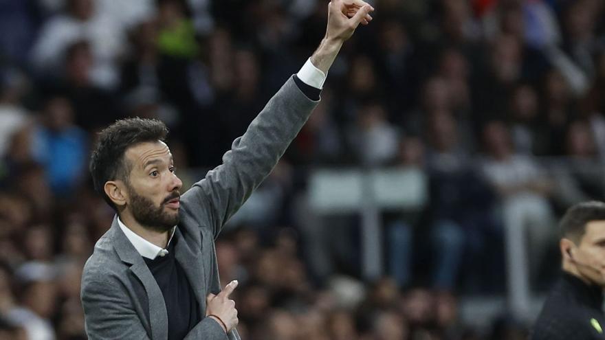 Carlos Corberán dona instruccions als seus futbolistes durant el partit de dissabte en el Santiago Bernabéu