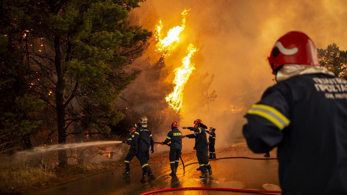 05 d&#039;agost de 2021, Grècia, Afidnes: Els bombers lluiten contra un incendi forestal que s&#039;acosta a una gasolinera en una zona boscosa al nord d&#039;Atenes.