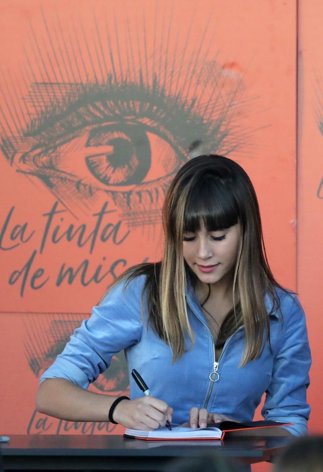 Aitana Ocaña firmando su libro 'La tinta de mis ojos'