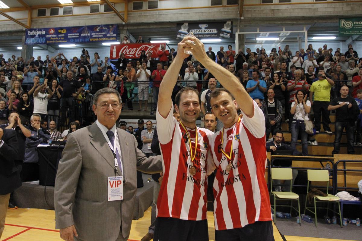 Pablo Sánchez y Suso Soñliño levantan el pequeño trofeo como campeones de la fase de ascenso de Cangas.