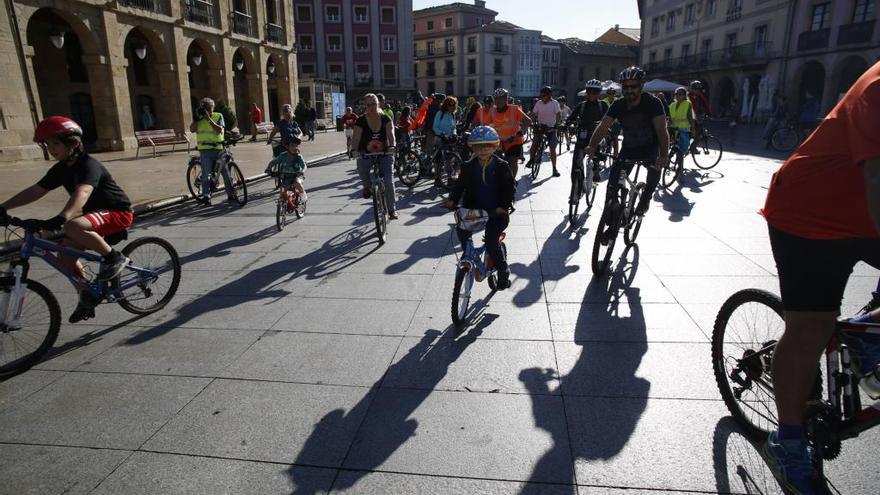 Participantes en una marcha en bicicleta por el centro de Avilés