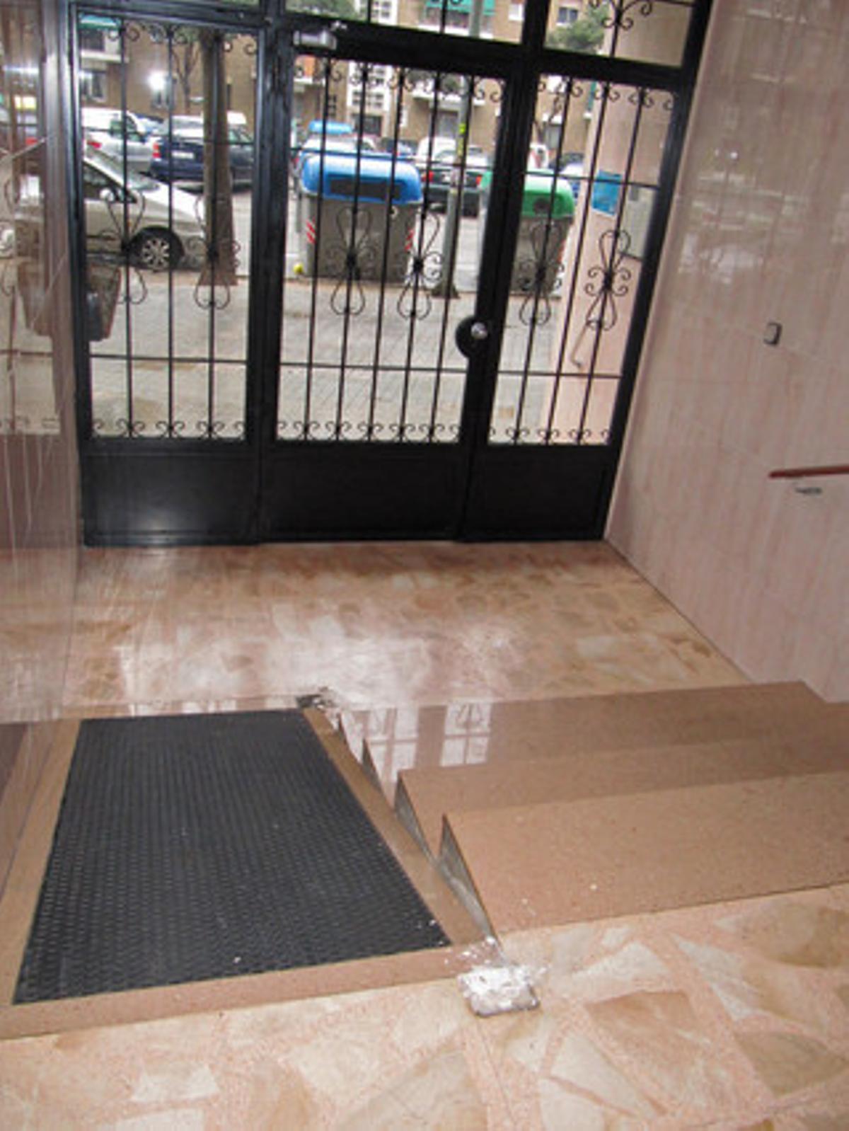 Ni una barana se salva dels lladres. És sorprenent veure fins a quin punt hem arribat. Sense escrúpols, i en ple dia, els lladres són capaços de robar la barana de la rampa d’un portal, que era d’acer inoxidable. A sota es veu l’esvoranc en què es recolzava aquest element i que, de sobte, va desaparèixer davant l’estupor dels veïns. La foto la vaig fer el dimecres 22 de desembre, a l’edifici número 68 del carrer de Cantàbria, al districte de Sant Martí. ¿Tan malament estem?