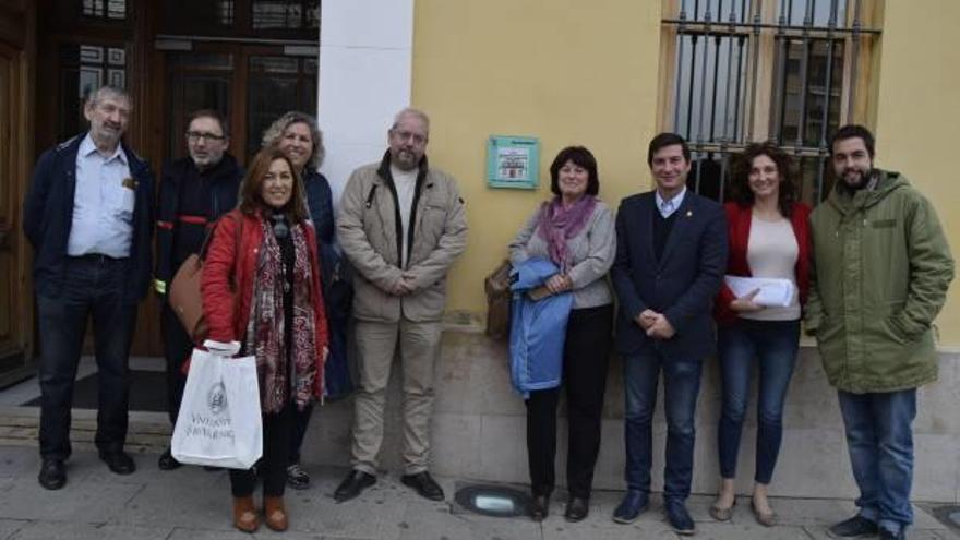 El alcalde, Rafa García y portavoces junto al pictograma.