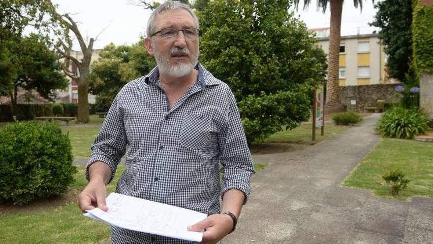 Víctor Caamaño, ayer en el jardín de la biblioteca. // Noé Parga