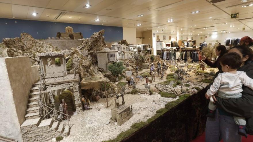 El Corte Inglés de Avingudes inaugura su tradicional Belén | MANU MIELNIEZUK