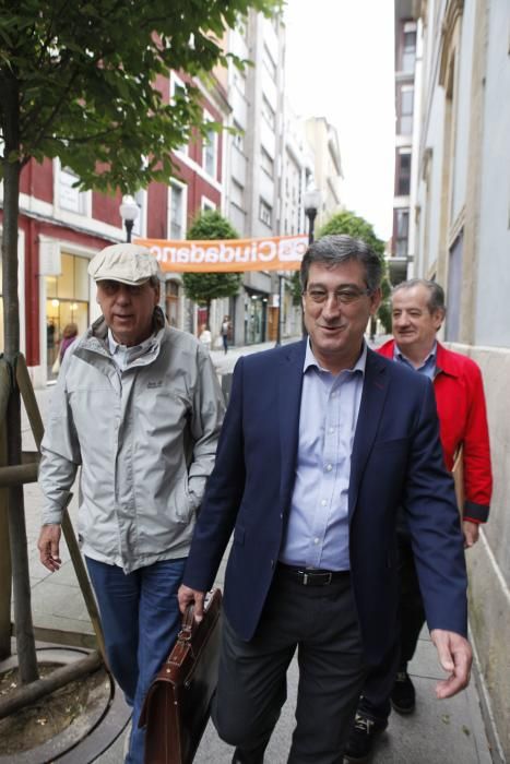 Ignacio Prendes y Francisco Sosa Wagner en el cierre de campaña de Ciudadanos en Asturias
