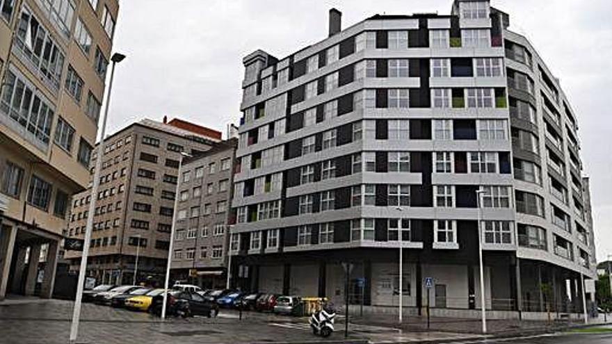 Uno de los edificios con licencia para ser habitado en el polígono de Náutica, en San Roque de Fóra.